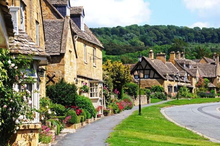Book the personalized Private guided tours Cotswolds from London Country Tours with a licensed driver-guide
